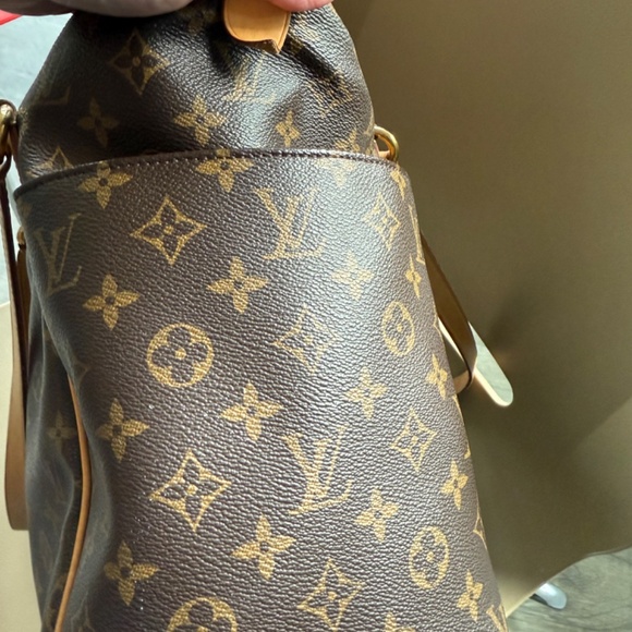 Louis Vuitton Totally MM Tote - Picture 9 of 10